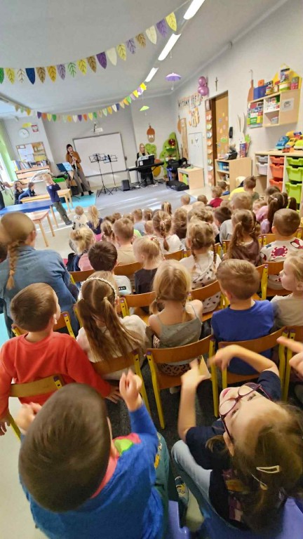 audycja muzyczna dzieci jako widownia słuchają koncertu