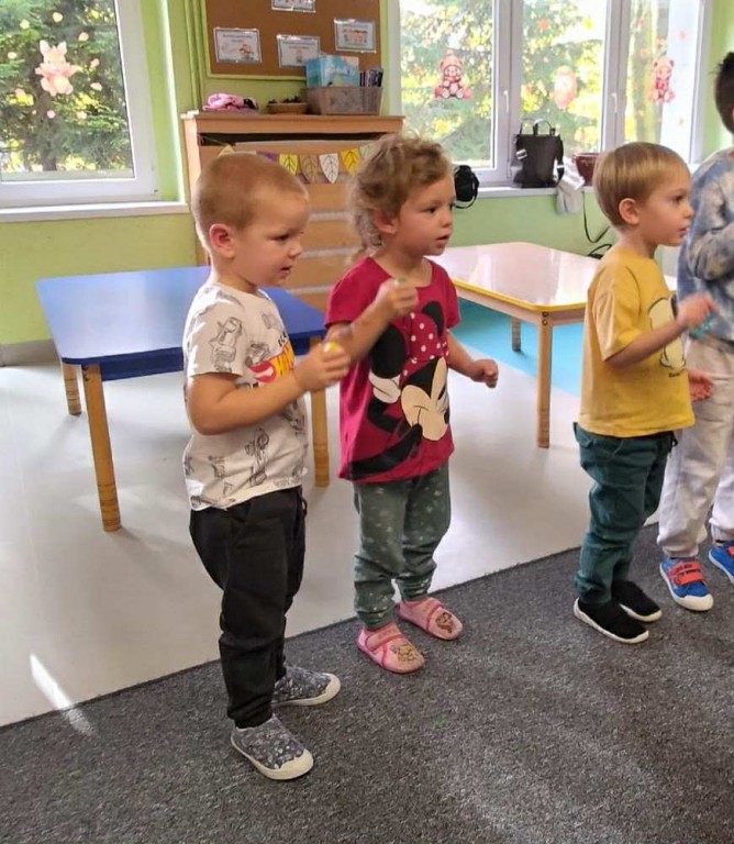 dzieci grają na grzechotkach