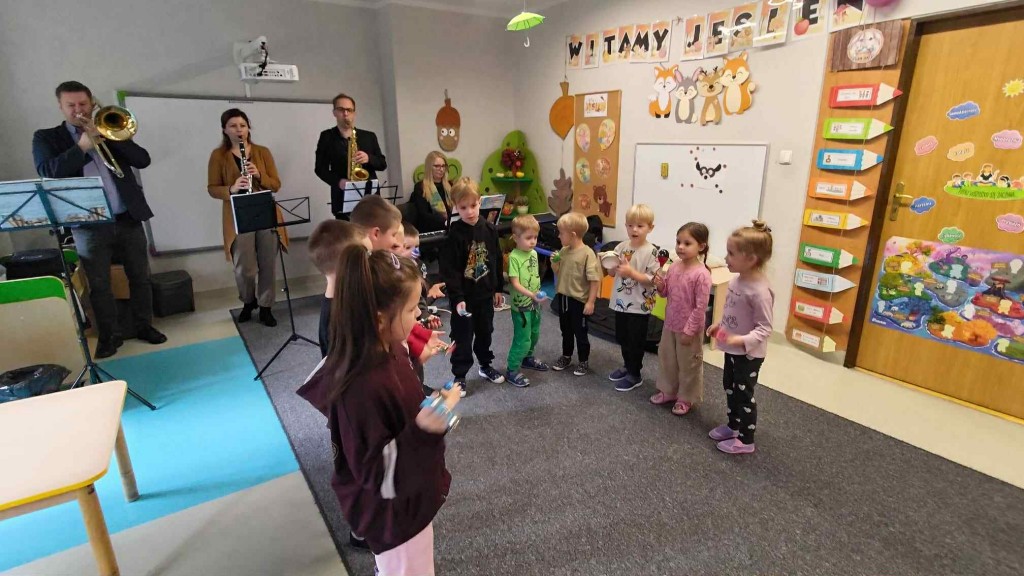grupa dzieci wspólnie muzykuje