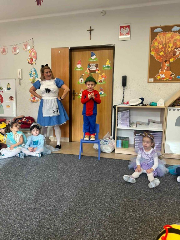 Zabawa w kapelusznika- chłopiec prezentuje kapelusz