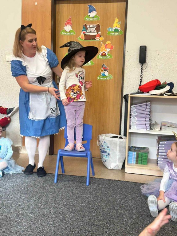 Dziewczynka mierzy kapelusz