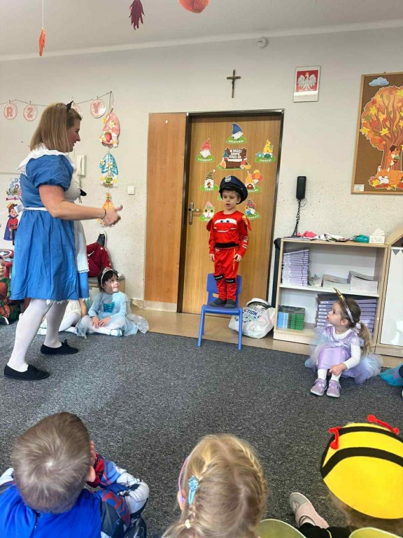 Chłopiec zakłada kapelusz kapelusznika