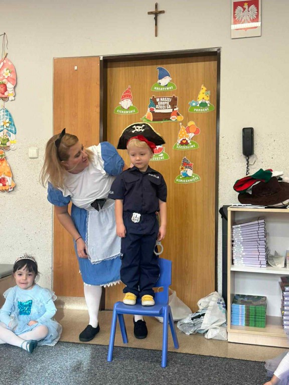 Chłopiec zakłada kapelusz kapelusznika