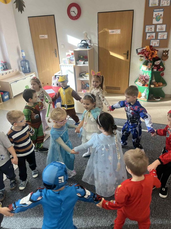 Dzieci tańczą w kole do bajkowej piosenki