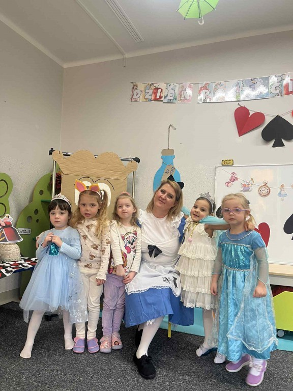 Wychowawca z dziewczynkami