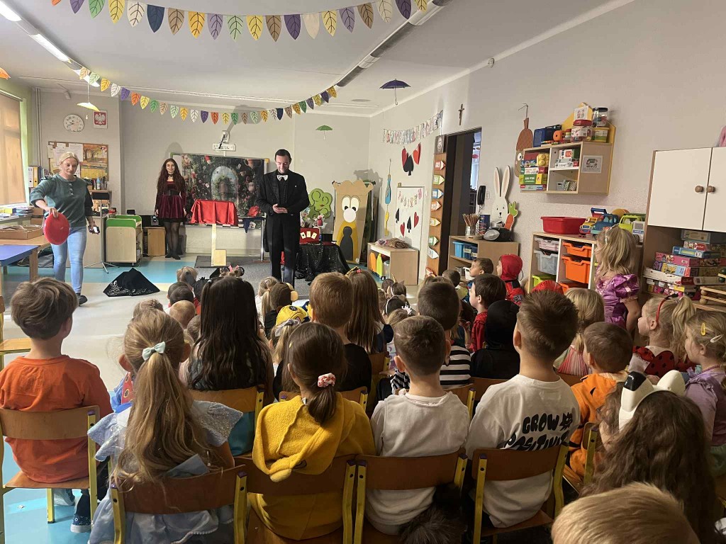 Występ iluizjonisty na forum przedszkola