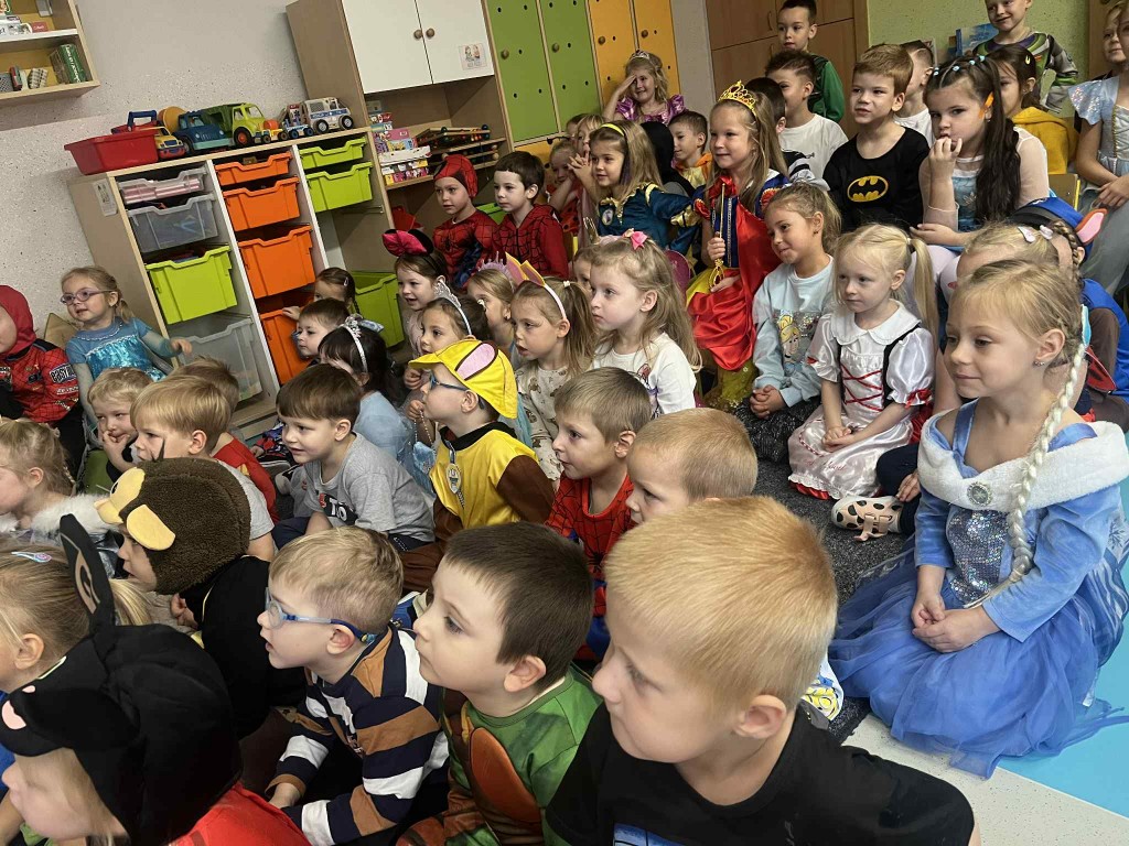 Dzie za zainteresowaniem obserwują pokaz magika