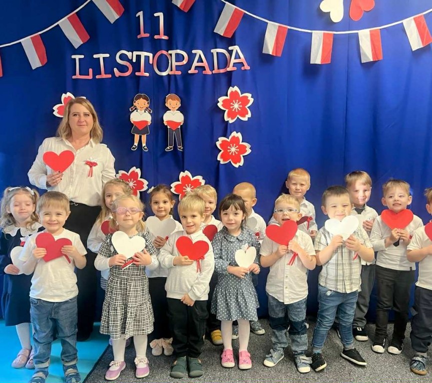 Dzieci z biało-czerwonymi serduszkami