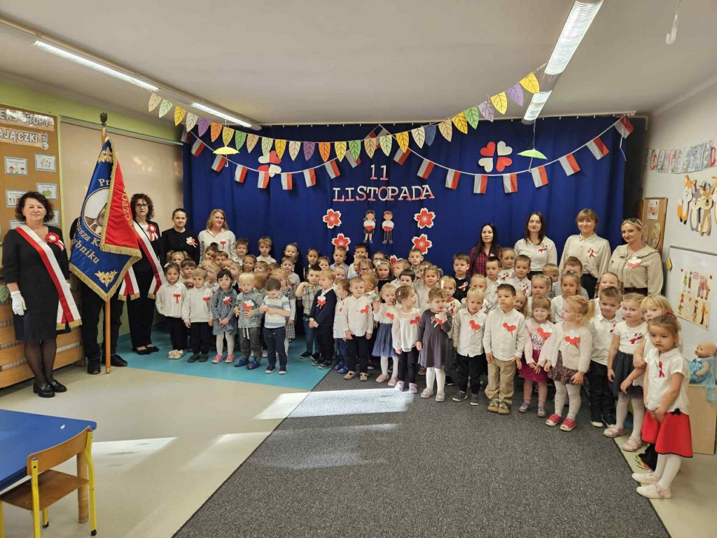 Cała społęczność przedszkola podczas akcji 