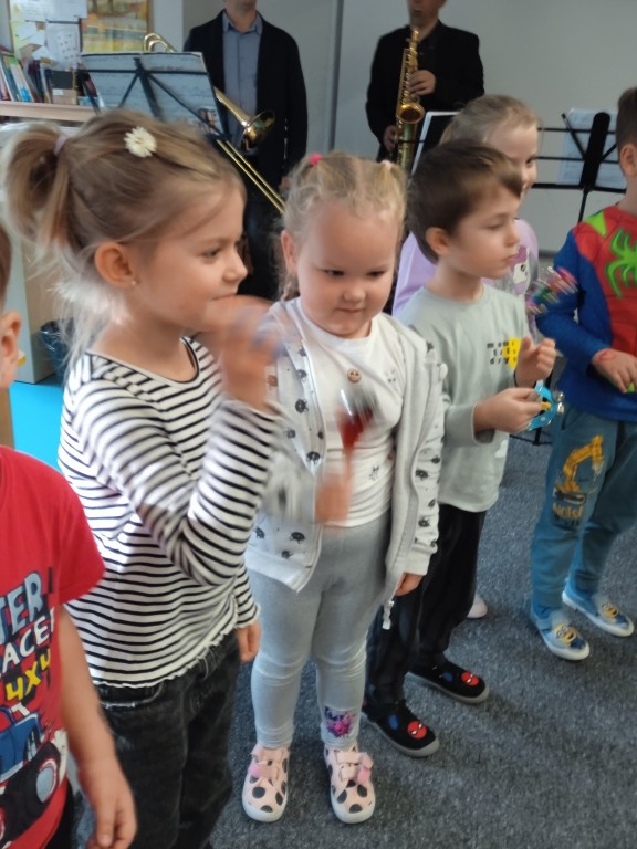 dzieci na zajeciach umuzykalniajacych