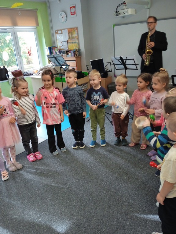 dzieci na zajeciach umuzykalniajacych