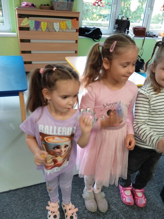 dzieci na zajeciach umuzykalniajacych