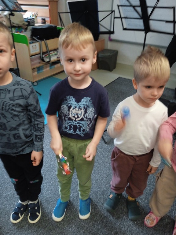 dzieci na zajeciach umuzykalniajacych