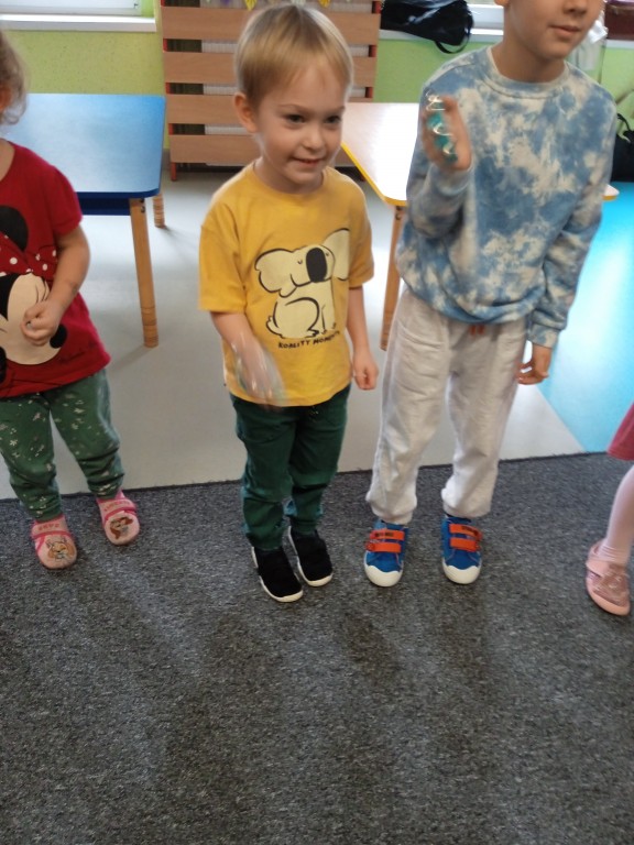 dzieci na zajeciach umuzykalniajacych