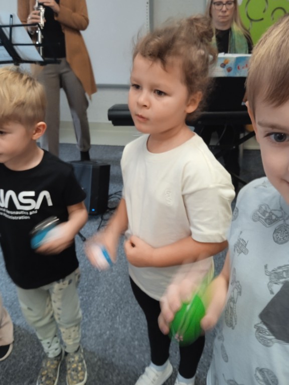 dzieci na zajeciach umuzykalniajacych