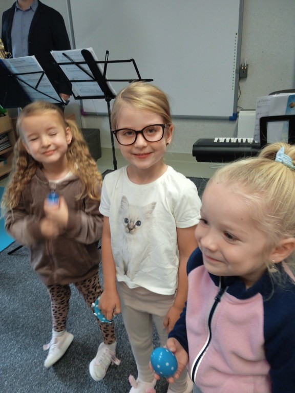 dzieci na zajeciach umuzykalniajacych