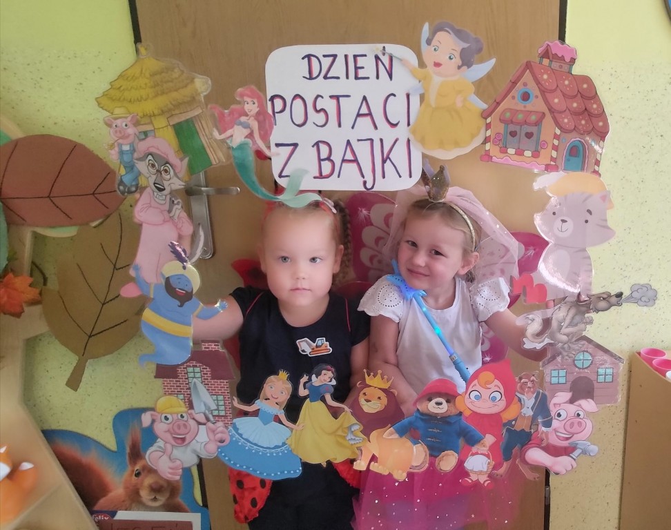 dzieci przebrane za postazie z bajek