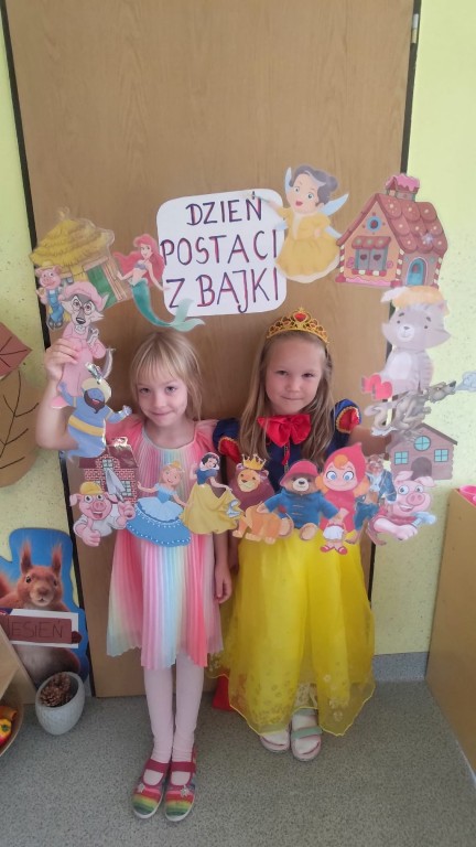 dzieci przebrane za postazie z bajek