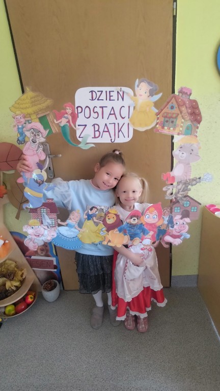 dzieci przebrane za postazie z bajek