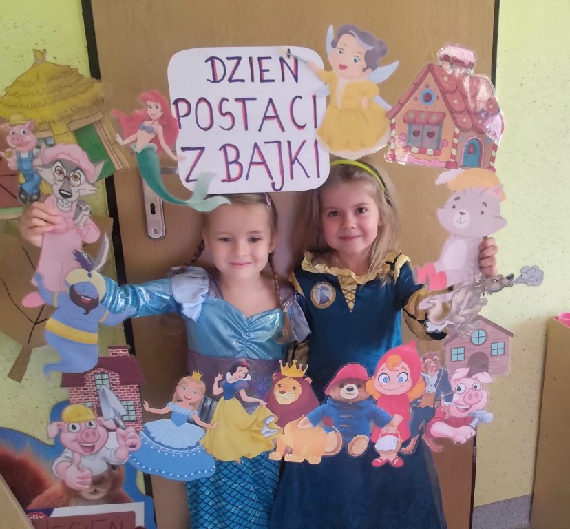 dzieci przebrane za postazie z bajek