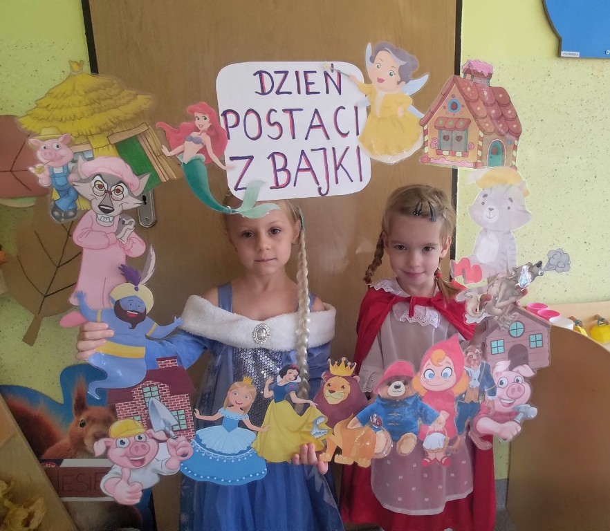 dzieci przebrane za postazie z bajek
