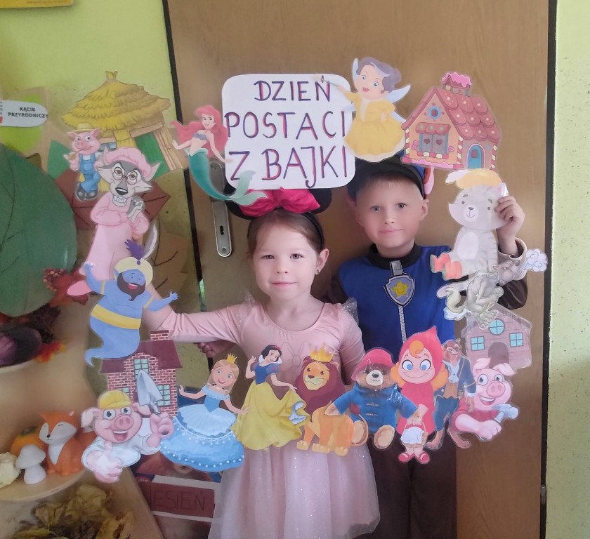 dzieci przebrane za postazie z bajek