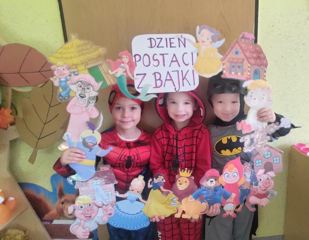 dzieci przebrane za postazie z bajek