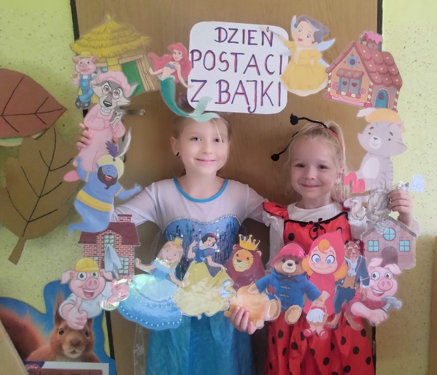 dzieci przebrane za postazie z bajek