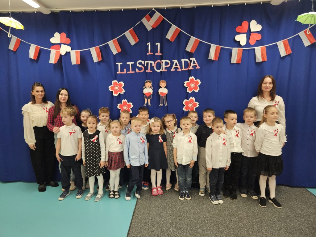 Przedszkolaki śpiewają hymn