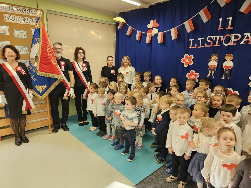 Dzieci śpiewają hymn 