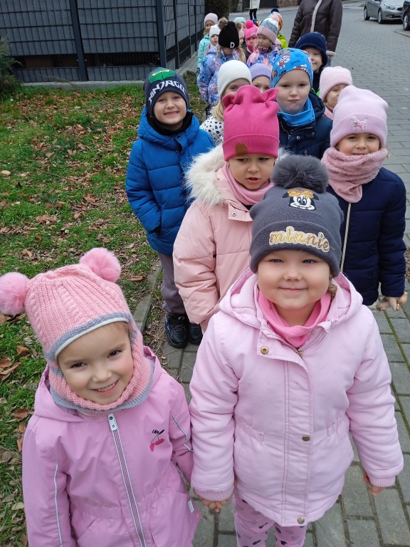 dzieci ida do domu kultury na przedstawienie