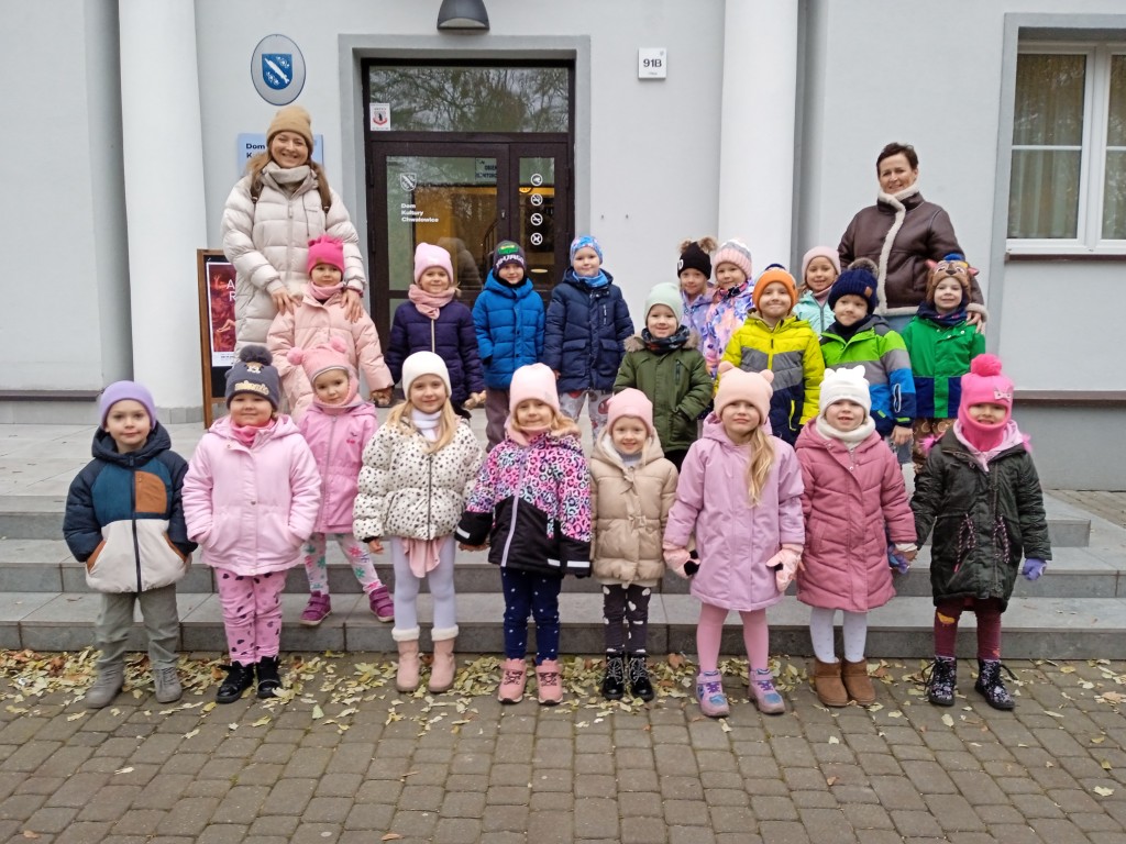 dzieci przed domem kultury w chwałowicach