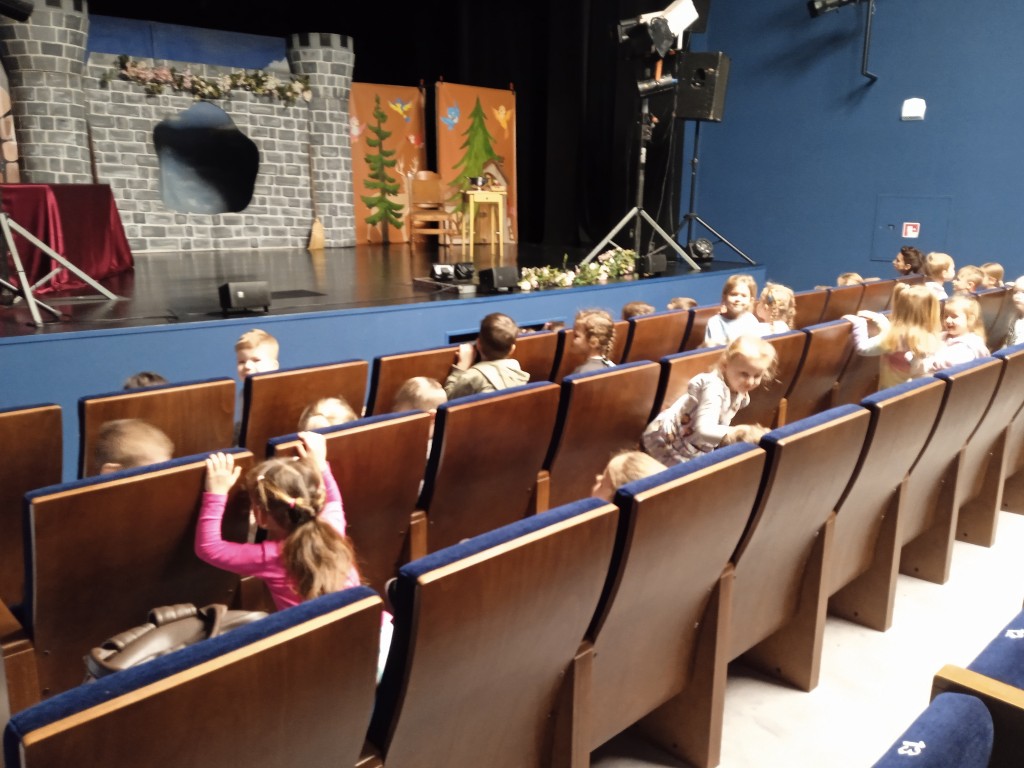 dzieci w domu kultury na przedstawieniu