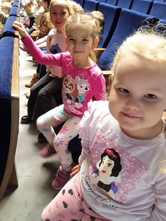 dzieci w domu kultury na przedstawieniu