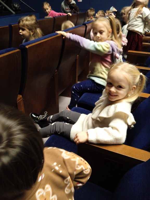 dzieci w domu kultury na przedstawieniu