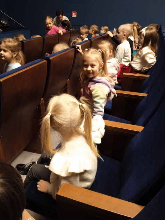 dzieci w domu kultury na przedstawieniu