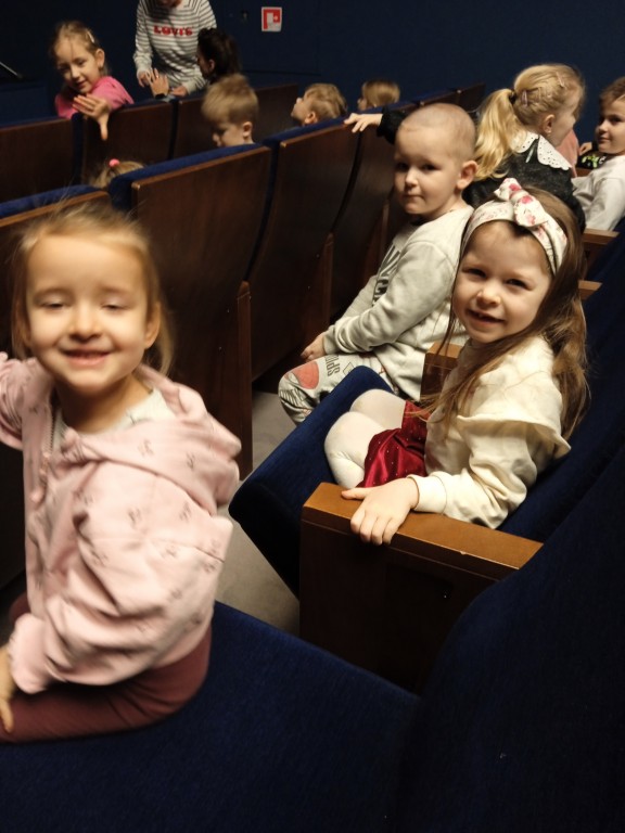 dzieci w domu kultury na przedstawieniu