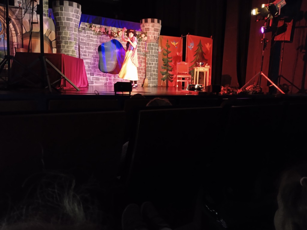 dzieci w domu kultury na przedstawieniu