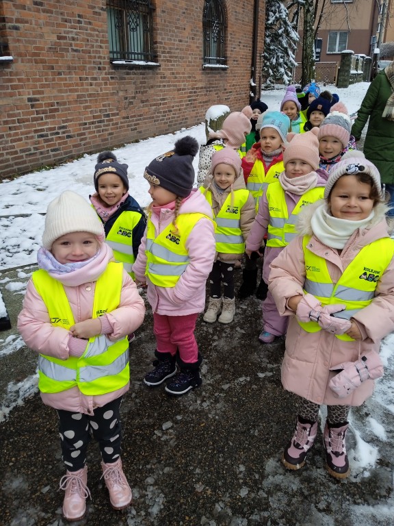 dzieci ida na wycieczke do kopalni w chwalowicach