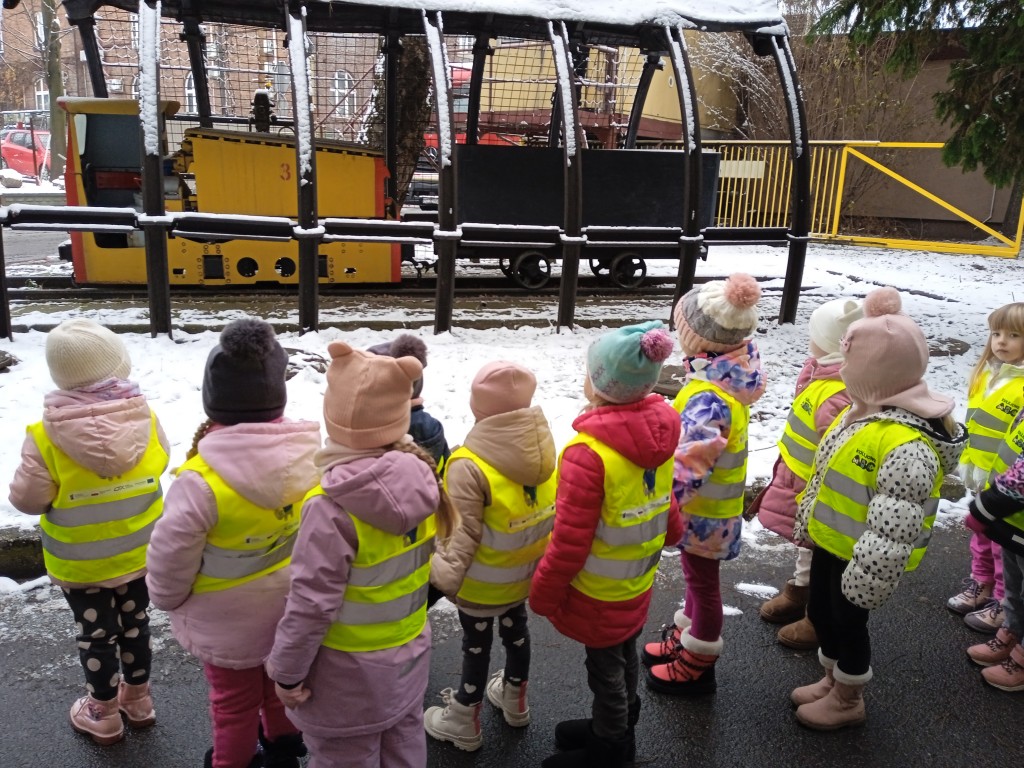 dzieci zwiedzaja kopalnię w chwalowicach