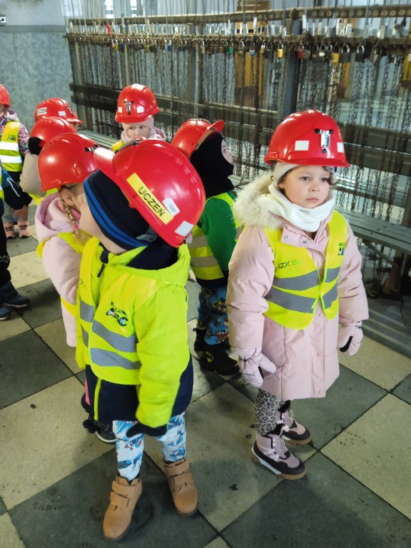 dzieci zwiedzaja kopalnię w chwalowicach