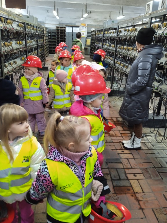 dzieci zwiedzaja kopalnię w chwalowicach