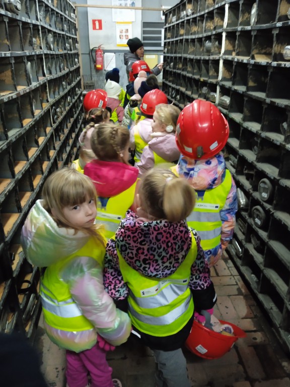 dzieci zwiedzaja kopalnię w chwalowicach