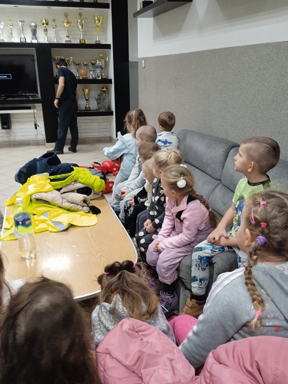 dzieci zwiedzaja kopalnię w chwalowicach