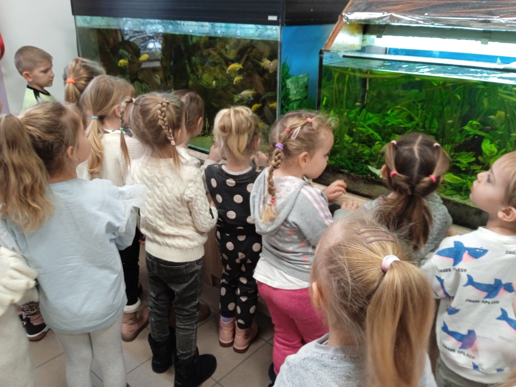 dzieci zwiedzaja kopalnię w chwalowicach