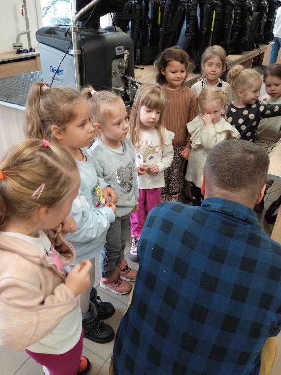 dzieci zwiedzaja kopalnię w chwalowicach