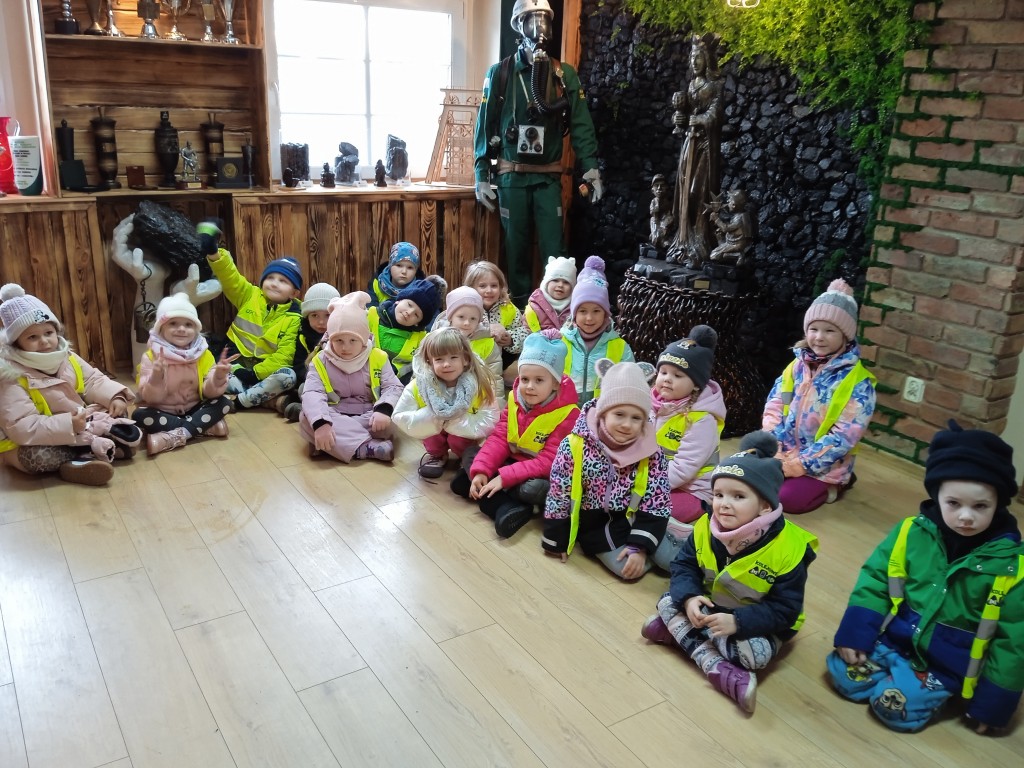 dzieci zwiedzaja kopalnię w chwalowicach