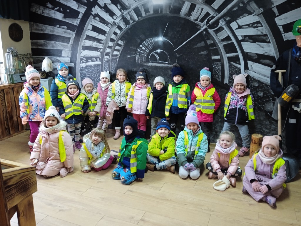 dzieci zwiedzaja kopalnię w chwalowicach