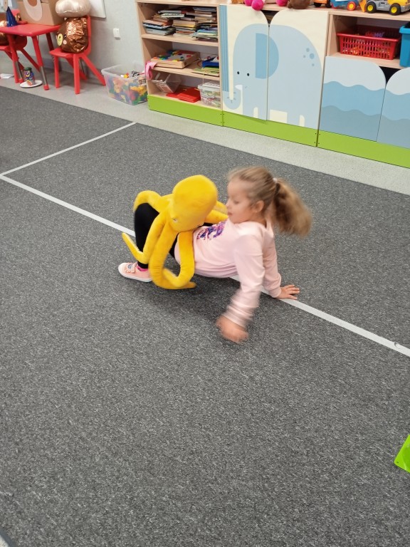 dzieci z okazji dnia misia cwicza