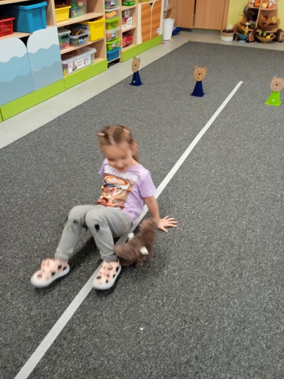 dzieci wykonuja zadania z misiami